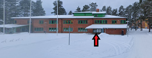 Foto på huset Kottgränd 6 med en röd pil mot ingången.