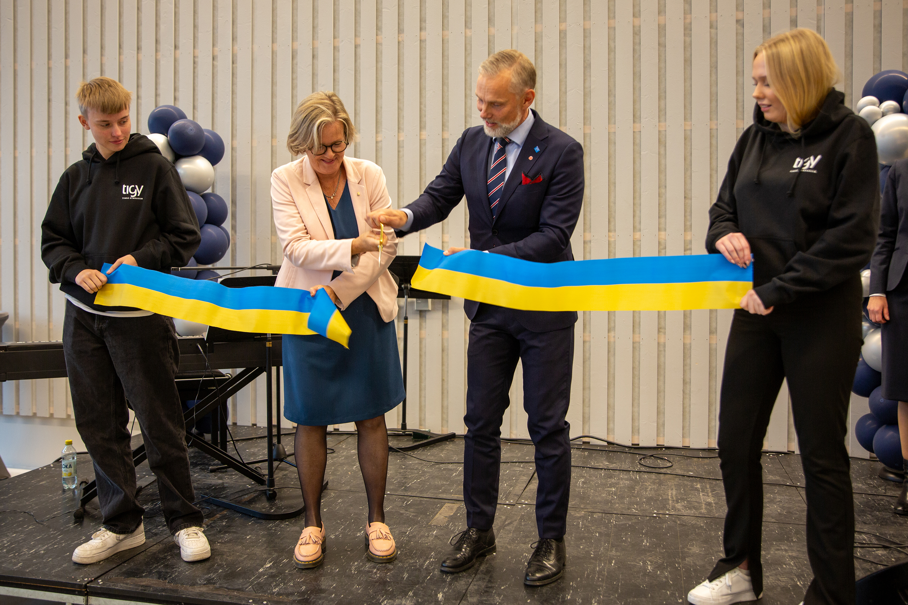 Nya räddningsstationen firas i Timrå. Bandet klipps i samband med invigning av av Stefan Dalin, Kommunstyrelsens ordförande på Timrå Kommun.