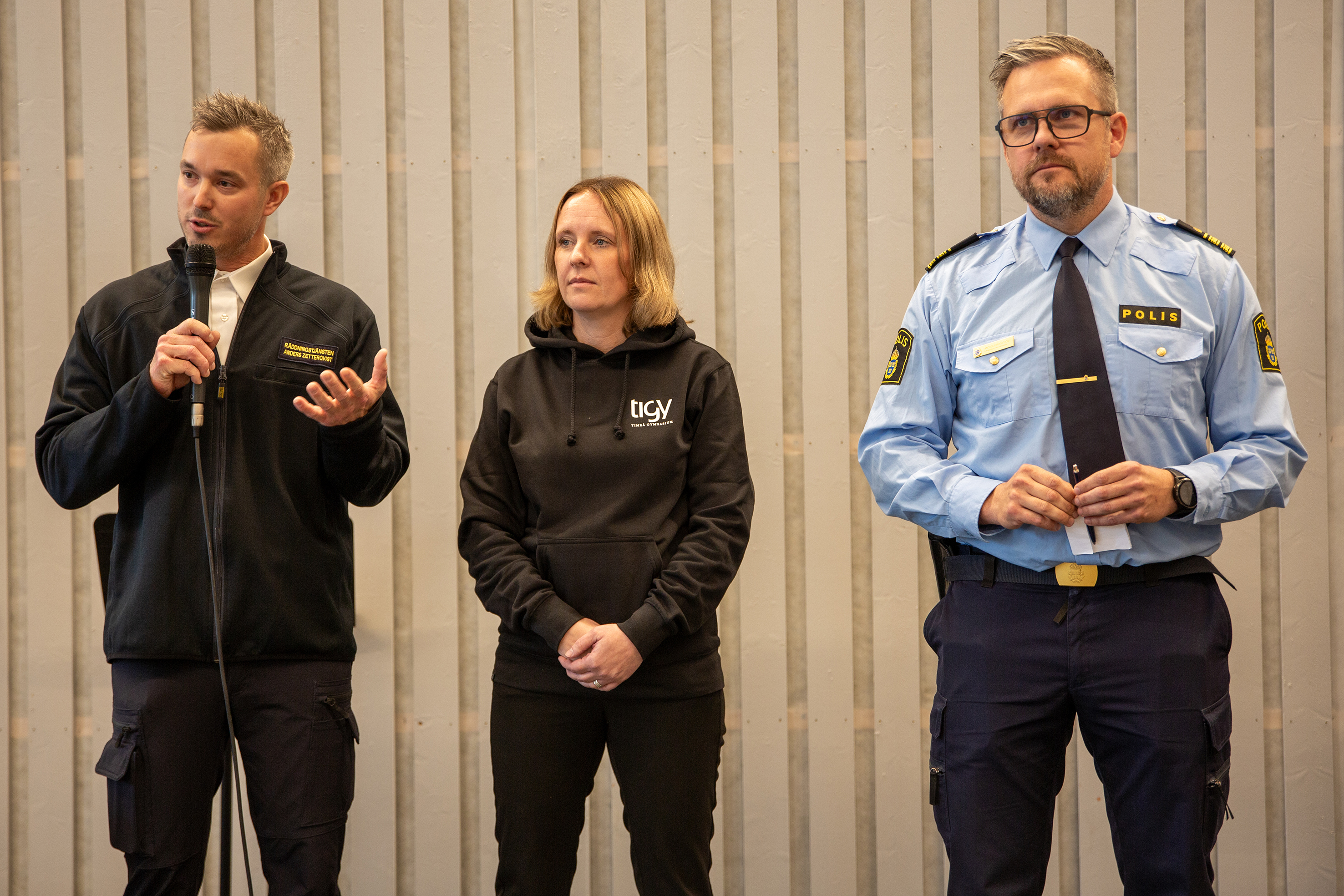 Rektor på Blåljusgymnasiet, Susanne Wåger, syns tillsammans med personal från polis och räddningstjänsten. 