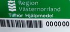 Grön etikett med logotyp Region Västernorrland, text Tillhör hjälpmedel samt en EAN-kod och ett id-nummer.